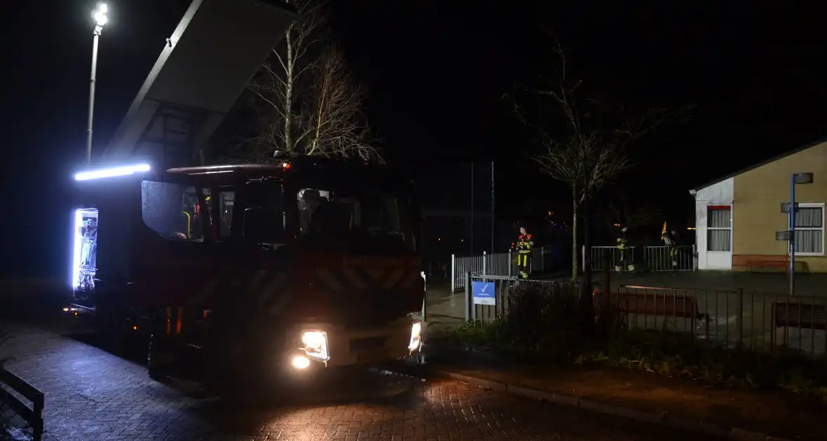 Mogelijk brand op dak van school - Foto 3