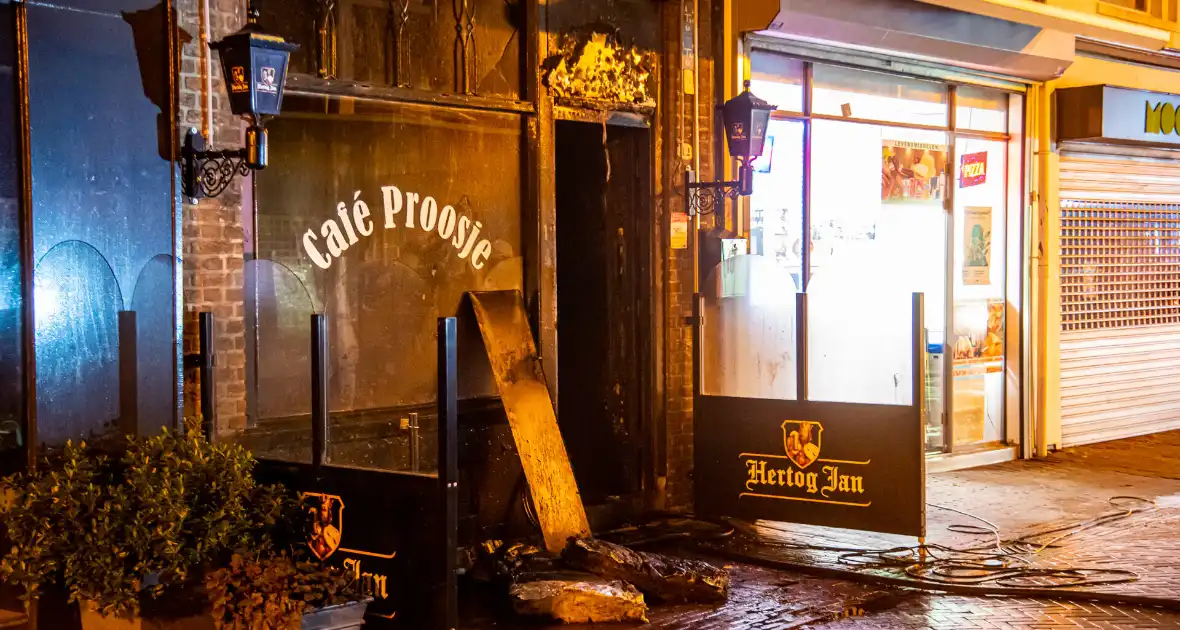 Cafe Proosje zwaar beschadigd na brand - Foto 4