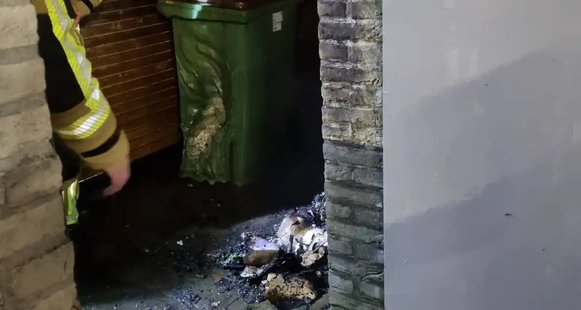 Kliko's in brand in achtertuin van woning - Foto 1
