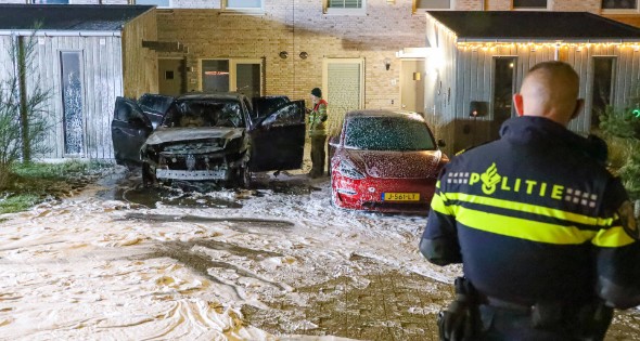 Vuur verwoest auto op oprit - Afbeelding 4