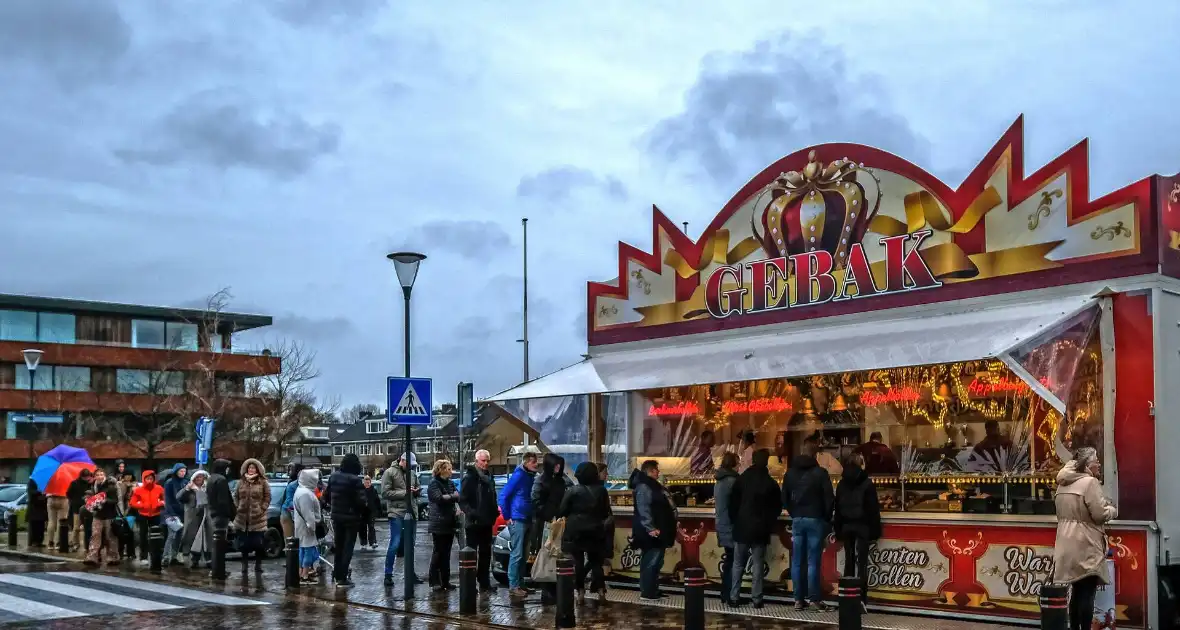 Grote drukte bij oliebollenkraam