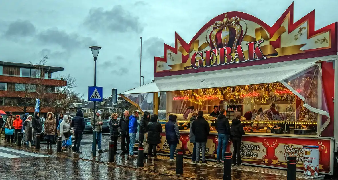 Grote drukte bij oliebollenkraam - Foto 1