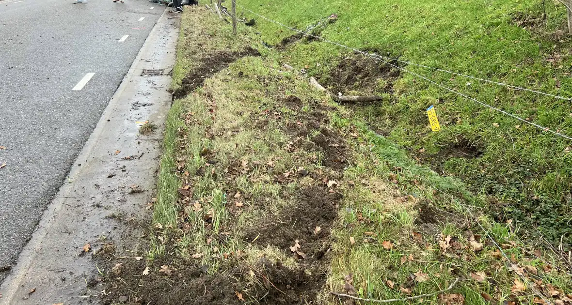 Auto op zijn kant bij eenzijdige aanrijding