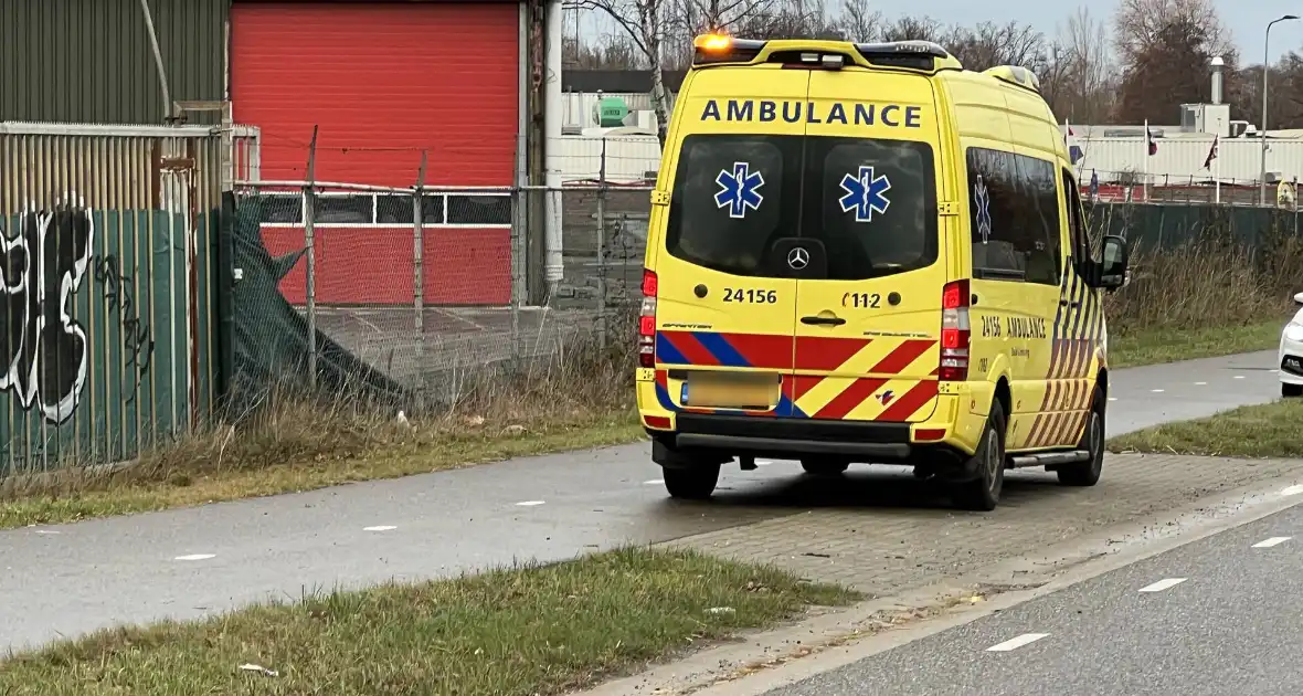 Auto op zijn kant bij eenzijdige aanrijding - Foto 3