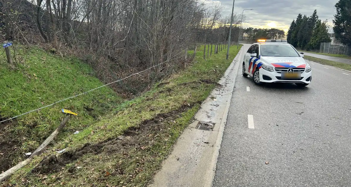 Auto op zijn kant bij eenzijdige aanrijding - Foto 4