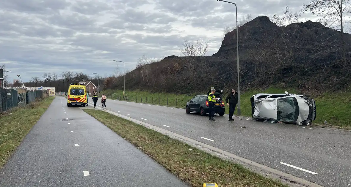 Auto op zijn kant bij eenzijdige aanrijding - Foto 5