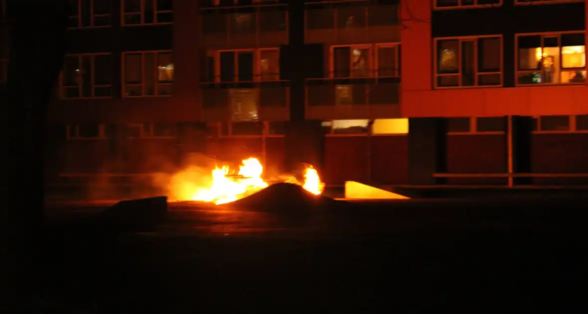 Brandweer blust flinke brand op skatepark - Foto 2