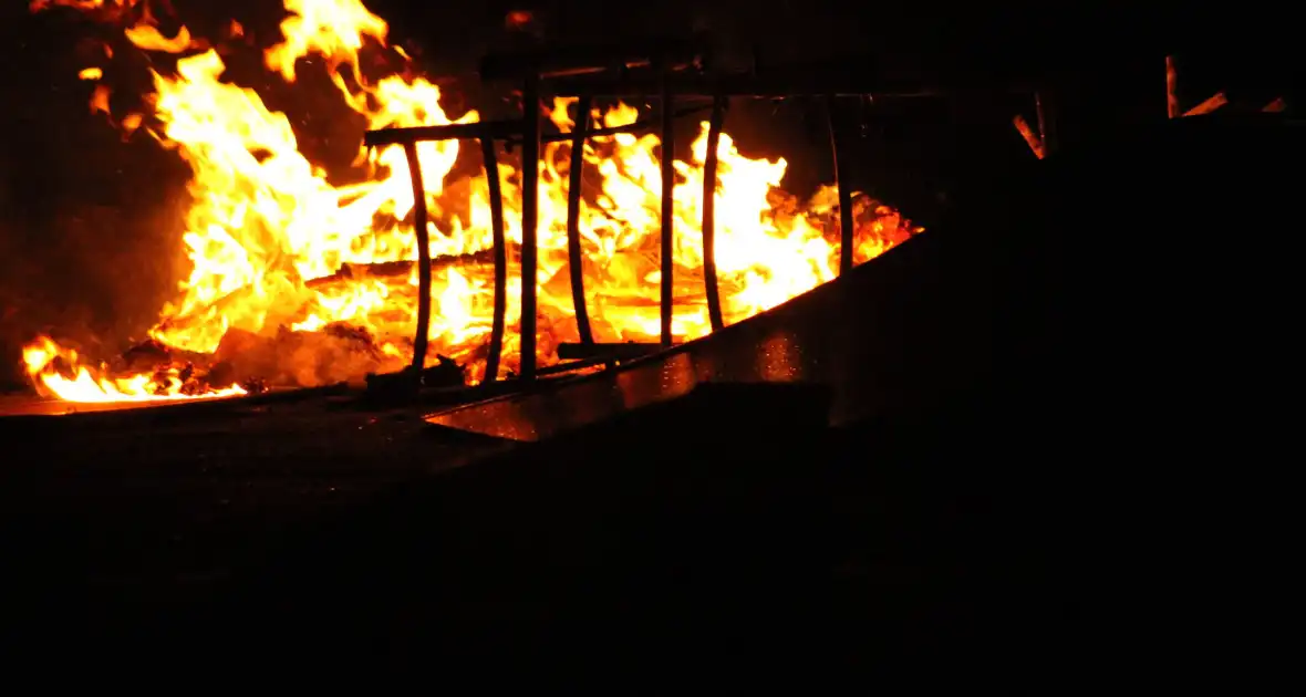 Brandweer blust flinke brand op skatepark - Foto 4