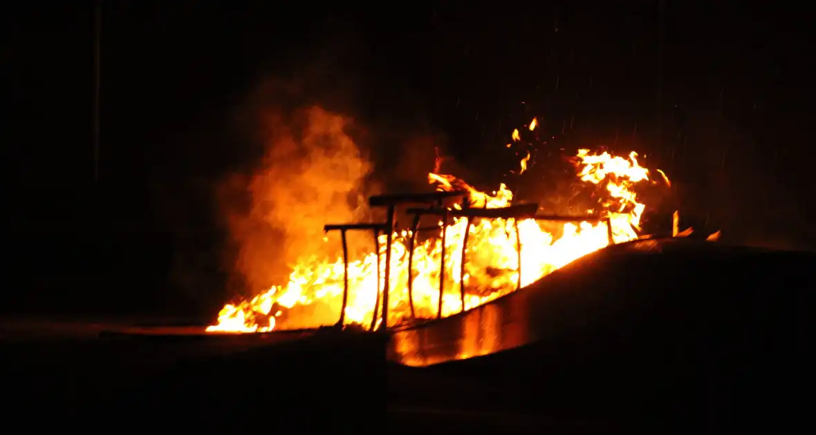 Brandweer blust flinke brand op skatepark - Foto 5