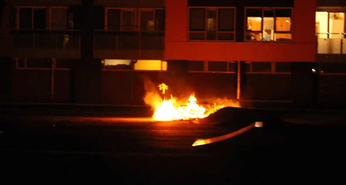 Brandweer blust flinke brand op skatepark - Foto 6