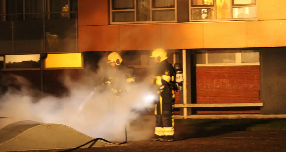 Brandweer blust flinke brand op skatepark - Foto 7