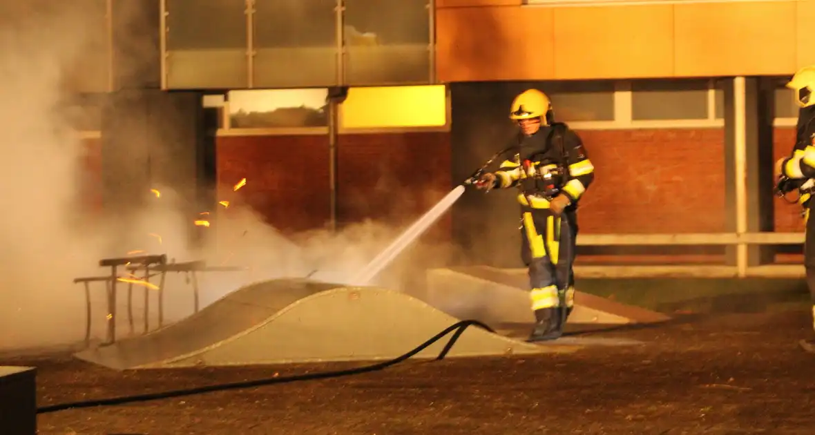 Brandweer blust flinke brand op skatepark - Foto 8