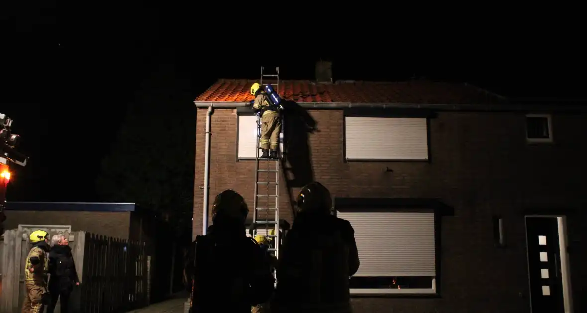 Brandweer controleert dak nadat vuurpijl eronder belandt