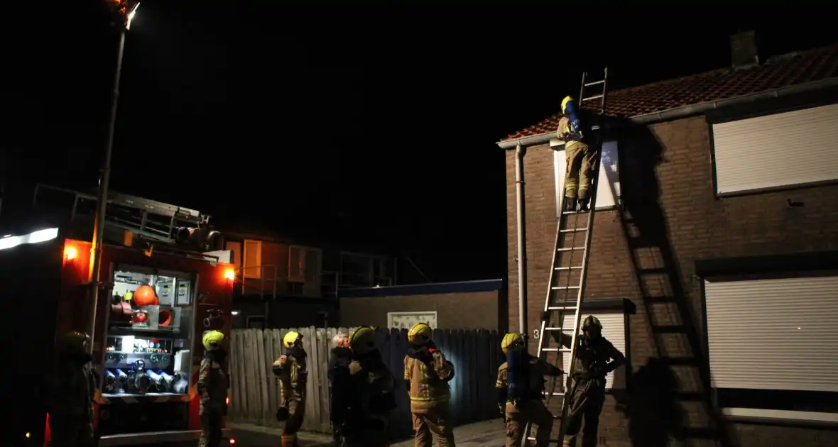 Brandweer controleert dak nadat vuurpijl eronder belandt - Foto 2