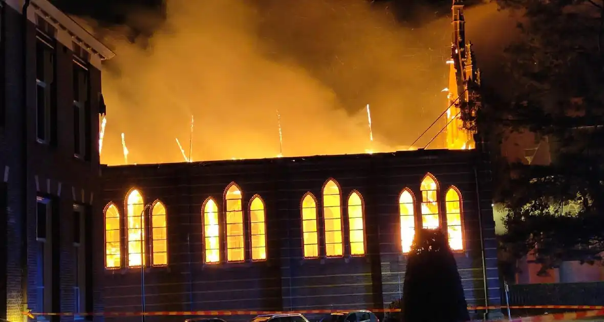 Zeer grote brand in voormalig kerkgebouw - Foto 1
