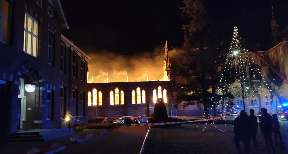 Zeer grote brand in voormalig kerkgebouw - Foto 2