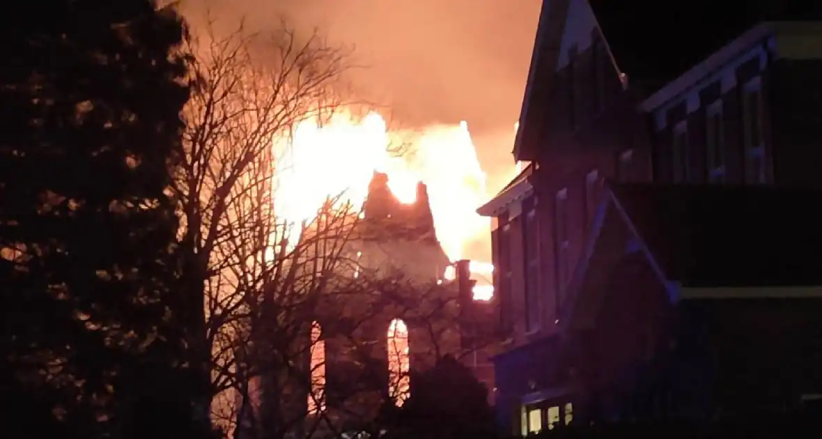 Zeer grote brand in voormalig kerkgebouw - Foto 3