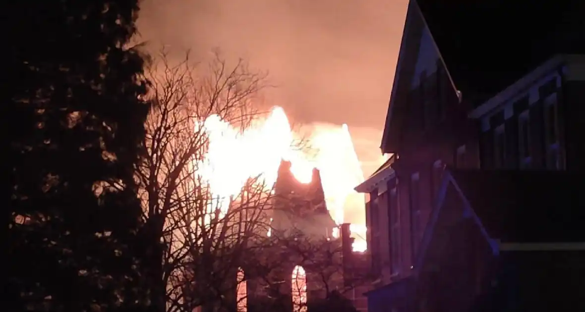Zeer grote brand in voormalig kerkgebouw - Foto 4