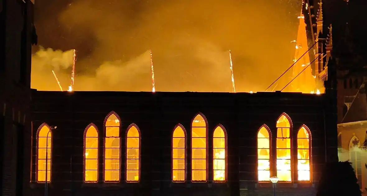 Zeer grote brand in voormalig kerkgebouw - Foto 5