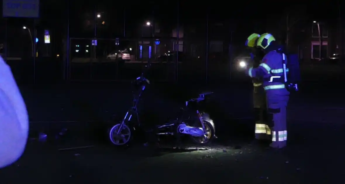Brandweer blust brandende scooter - Foto 3