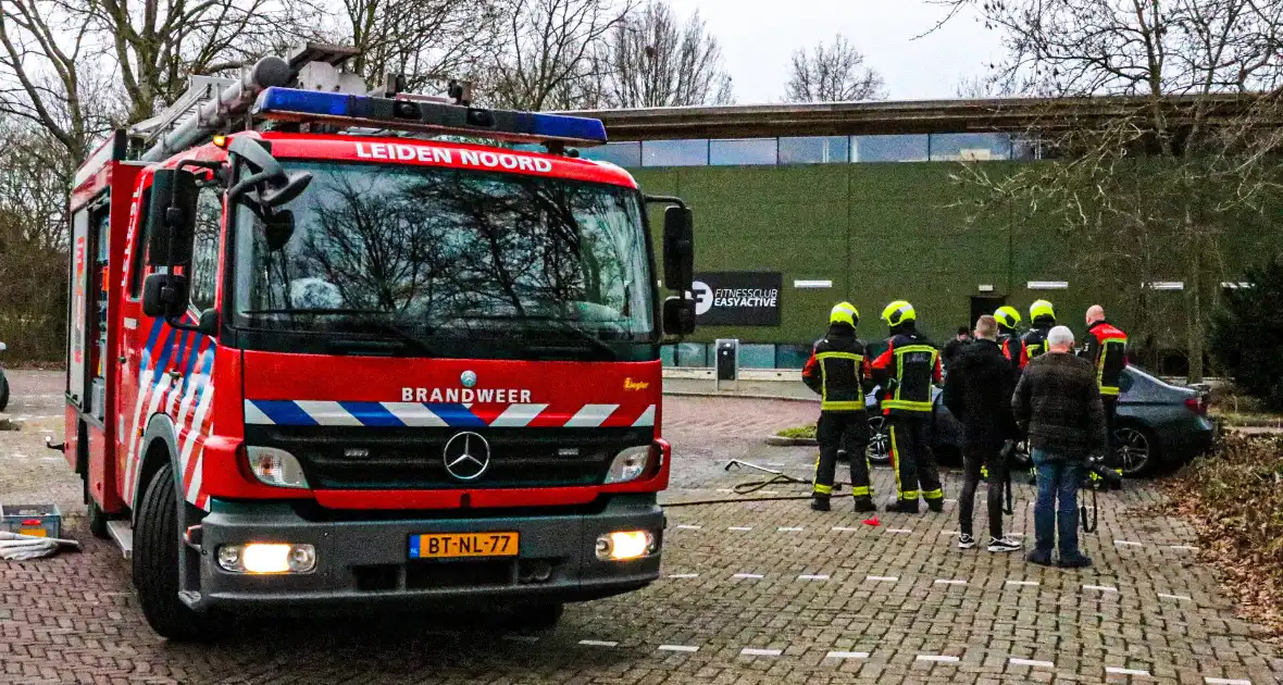 Geparkeerde auto flink beschadigd door brand