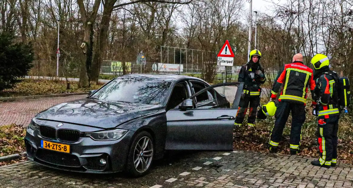 Geparkeerde auto flink beschadigd door brand - Foto 1