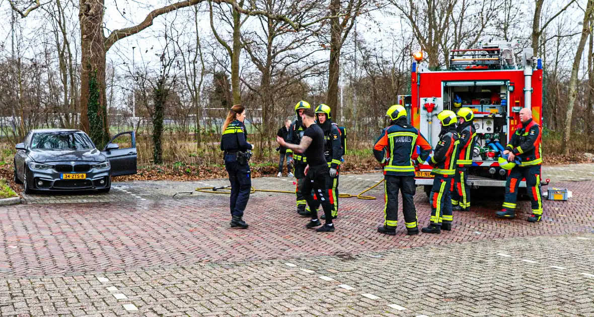 Geparkeerde auto flink beschadigd door brand - Foto 3