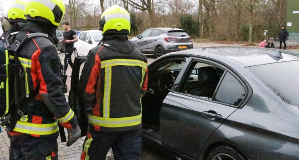 Geparkeerde auto flink beschadigd door brand - Afbeelding 5