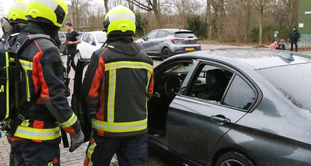 Geparkeerde auto flink beschadigd door brand - Foto 5