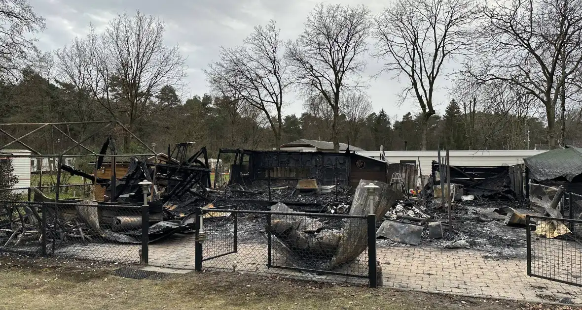 Chalet brandt volledig uit op vakantiepark Peter Gillis - Foto 1