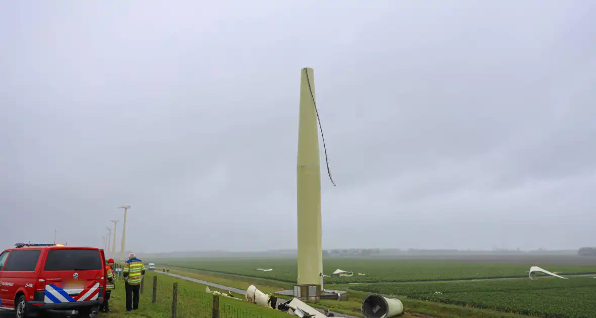 Grote ravage door geknakte windmolen