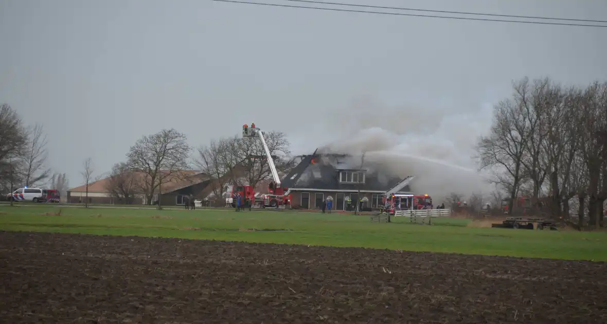 Grote uitslaande brand in rietgedekte boerderij