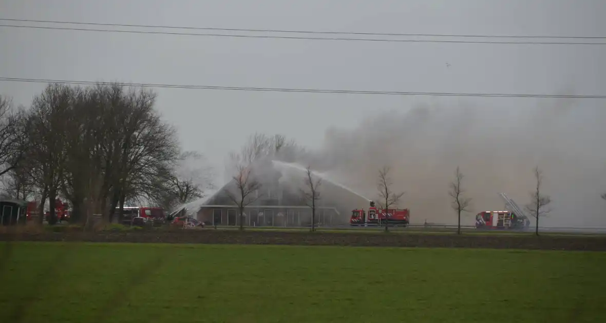 Grote uitslaande brand in rietgedekte boerderij - Foto 1