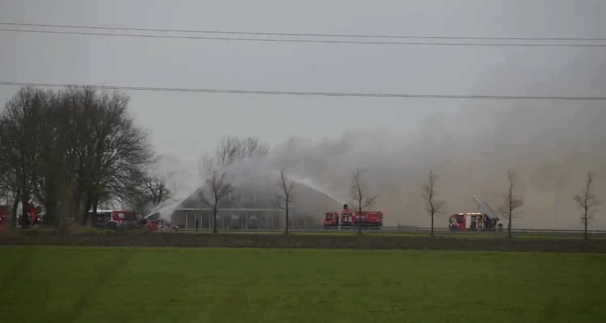 Grote uitslaande brand in rietgedekte boerderij - Foto 2