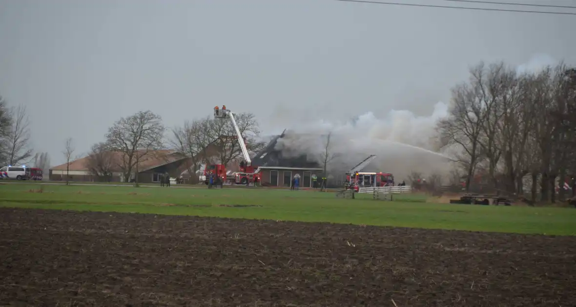Grote uitslaande brand in rietgedekte boerderij - Foto 3