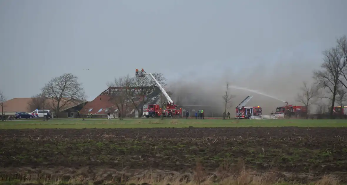 Grote uitslaande brand in rietgedekte boerderij - Foto 4