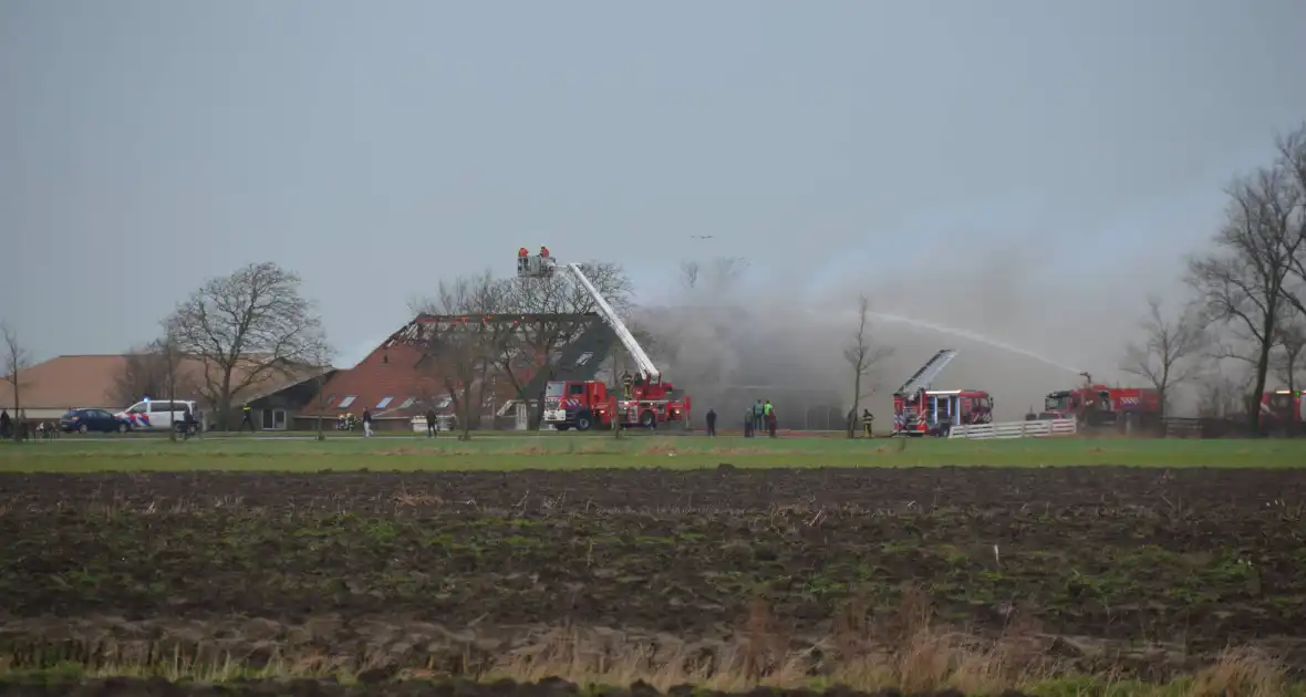 Grote uitslaande brand in rietgedekte boerderij - Foto 5