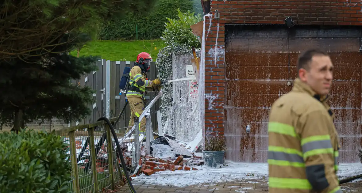 Schuur deels ingestort na brand in Sieradenbuurt - Foto 2