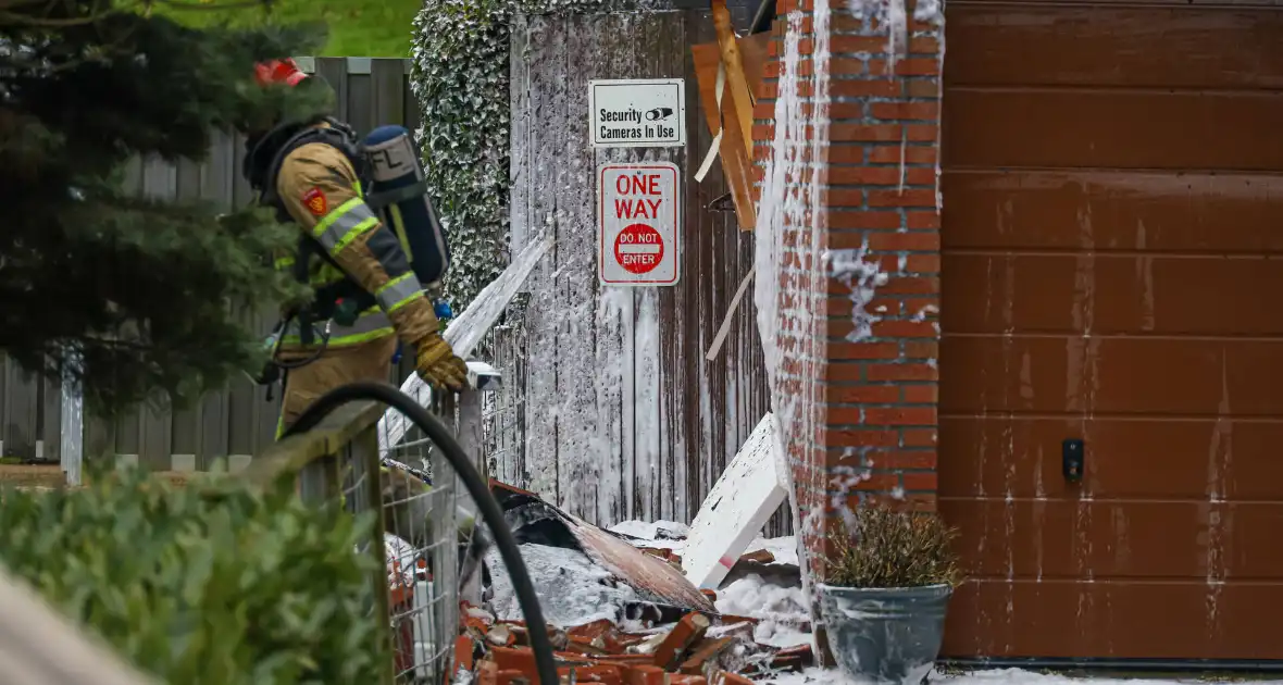 Schuur deels ingestort na brand in Sieradenbuurt - Foto 5