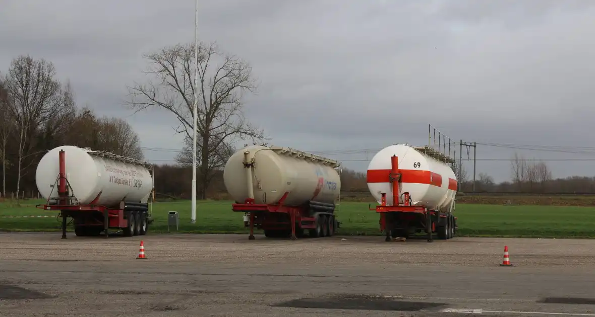 Drie tankers gedumpt op parkeerplaats - Foto 1