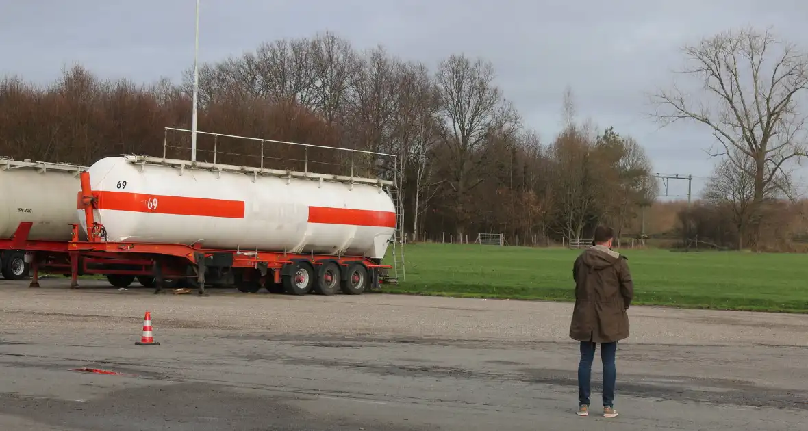Drie tankers gedumpt op parkeerplaats - Foto 5