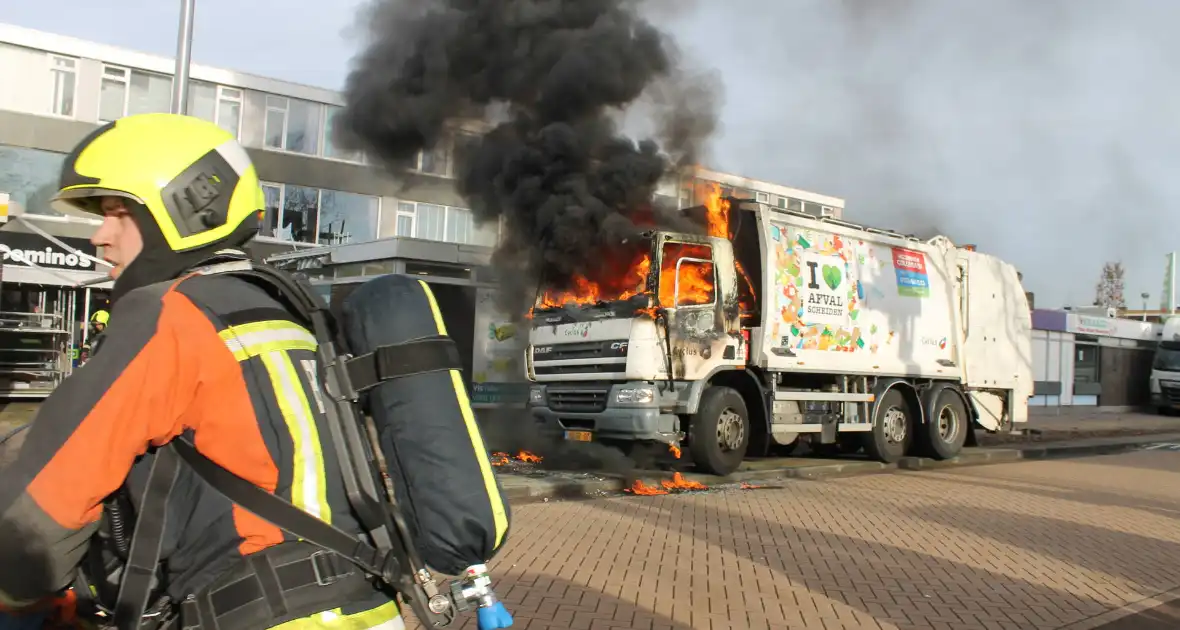 Cabine van vuilniswagen volledig uitgebrand - Foto 12