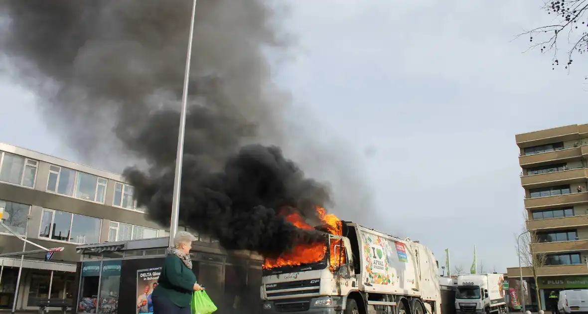 Cabine van vuilniswagen volledig uitgebrand - Foto 4