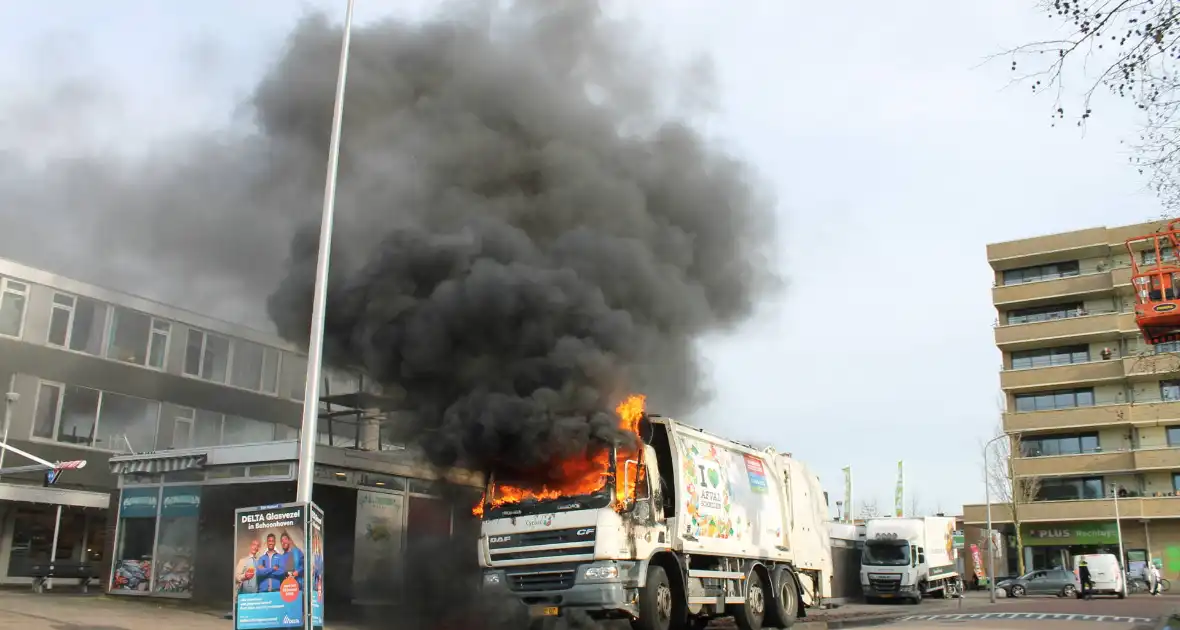 Cabine van vuilniswagen volledig uitgebrand - Foto 8