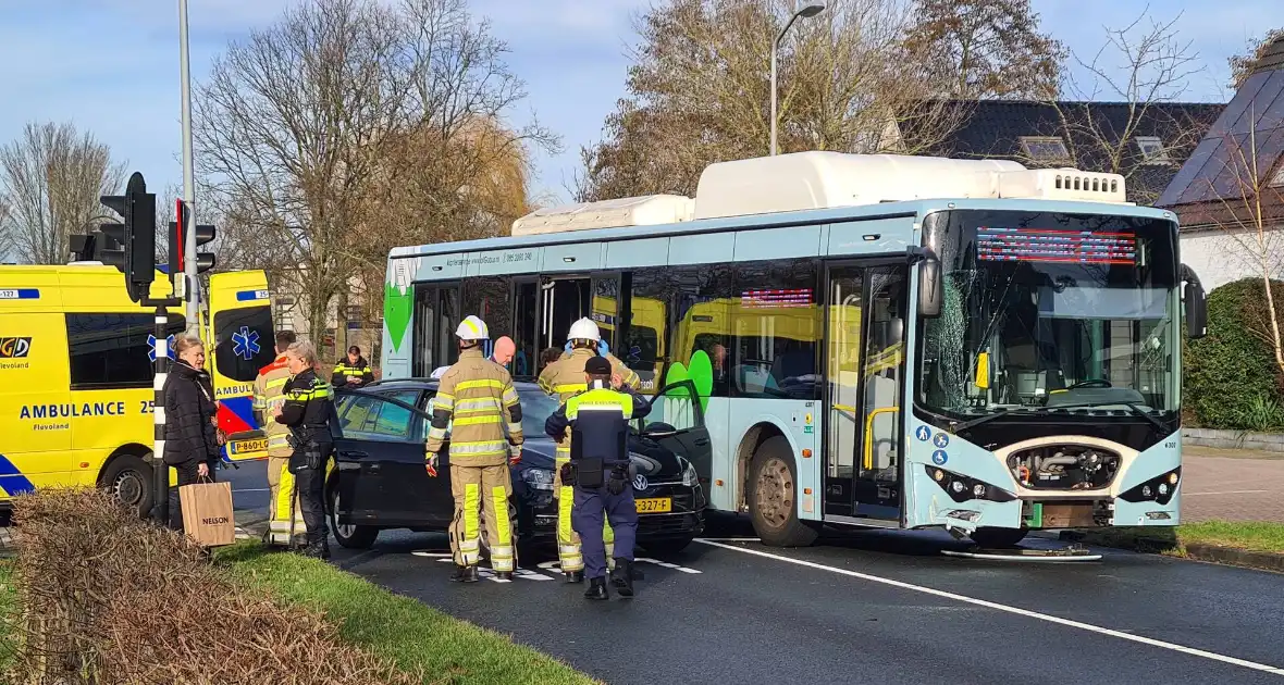 Bus met daarin kinderen ziet personenauto over het hoofd