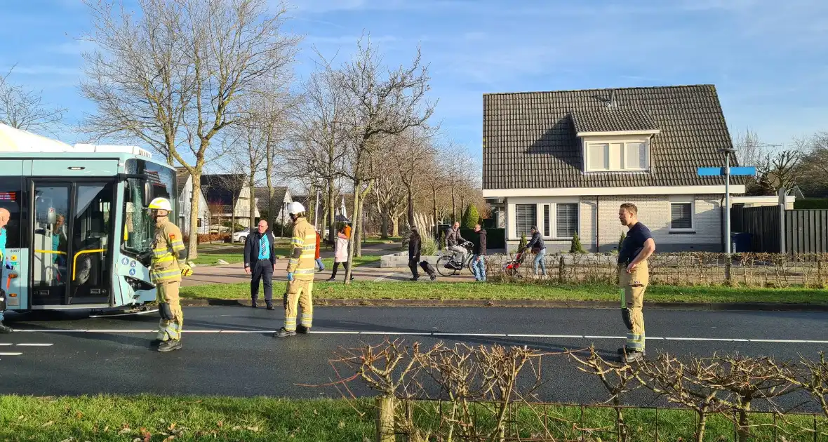 Bus met daarin kinderen ziet personenauto over het hoofd - Foto 10