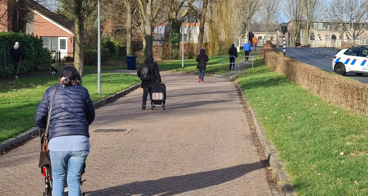 Bus met daarin kinderen ziet personenauto over het hoofd - Foto 12