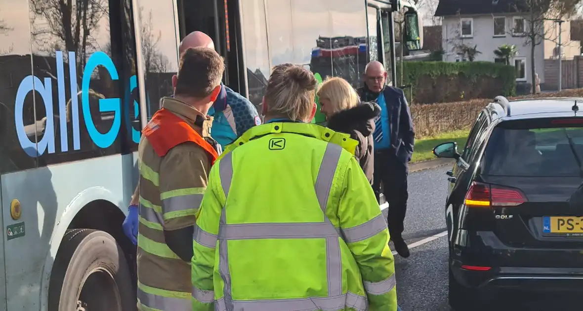 Bus met daarin kinderen ziet personenauto over het hoofd - Foto 13