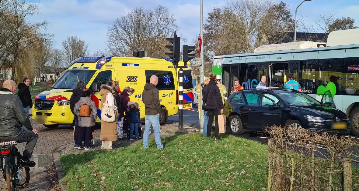 Bus met daarin kinderen ziet personenauto over het hoofd - Foto 2