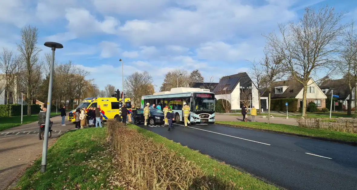 Bus met daarin kinderen ziet personenauto over het hoofd - Foto 3